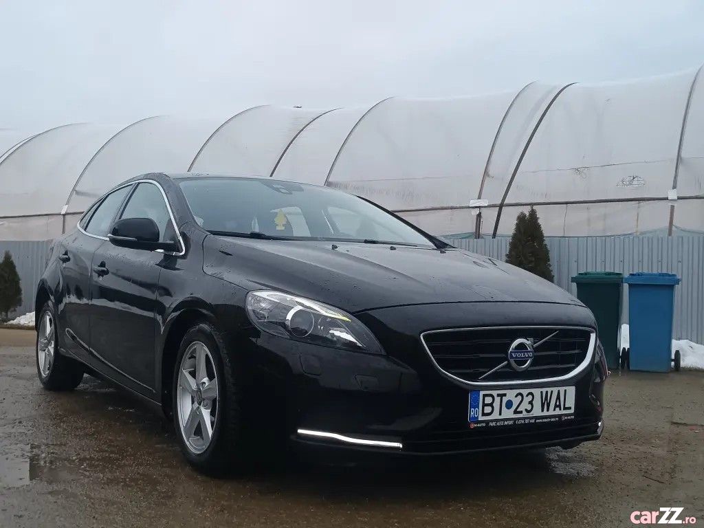 VOLVO V40 2016