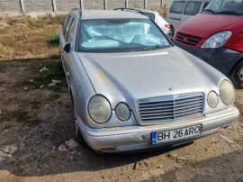 Mercedes w210 culoare gri.