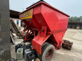 Sărăriță tractată pentru tractor &ndash; &icirc;mprăștietor sare și material antiderapant