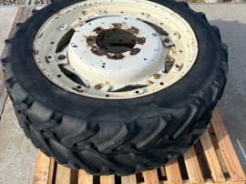 Set caucuicuri / roti față tractor 9,5R32