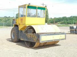 Cilindru compactor terasier, 15 t, an 1990, anvelope noi