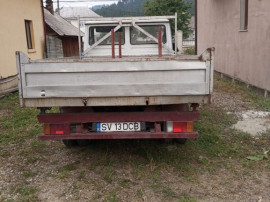 Autoutilitara basculabila pe trei parti.