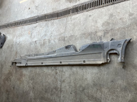 Scut lateral stanga Volkswagen Touareg 2011