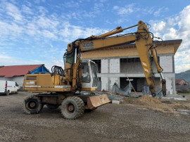 Dezmembrez excavator pe roti Liebherr 902