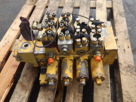 Distribuitor hidraulic M5-1075290 pentru buldozer Liebherr 722